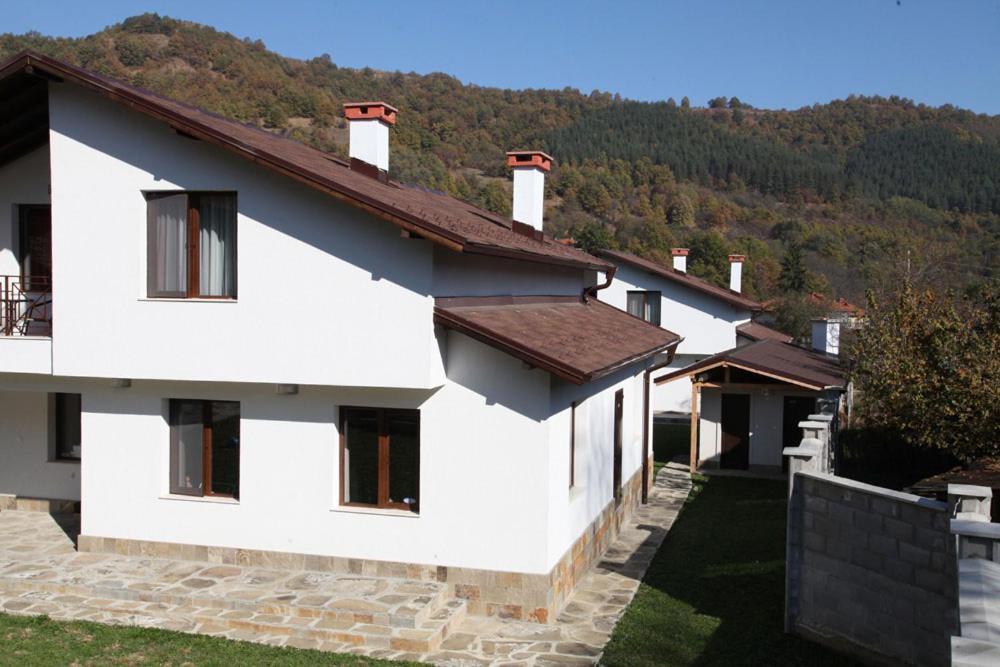 Двете Къщи В Планината Βίλα Beli Osŭm Εξωτερικό φωτογραφία