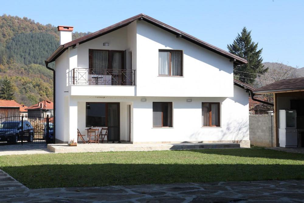 Двете Къщи В Планината Βίλα Beli Osŭm Εξωτερικό φωτογραφία